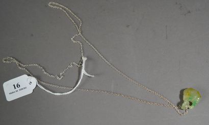 null 16- Silver chain and its hard stone pendant

L : 69 cm