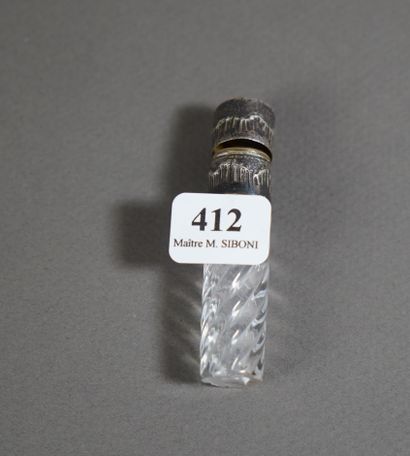 null 412- Flacon à sels

Monture en argent

H : 7 cm