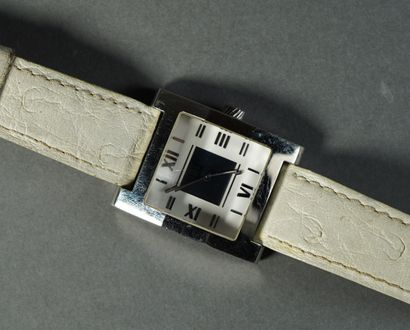 null 123- DUNHILL

Steel watch with rectangular dial

White case. Roman numerals

White...