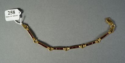 null 258- Bracelet en or serti de rubis calibrés

Pds : 11 g
