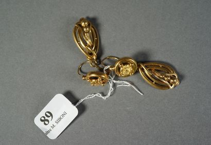 null 89- Pendants d'oreilles articulés en or jaune à décor de fleurs

XIXème siècle

Pds...