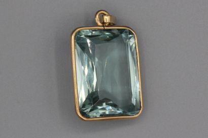 null 137- Gold pendant with a rectangular aquamarine

2,5 x 2 cm

Weight: 9,8 g