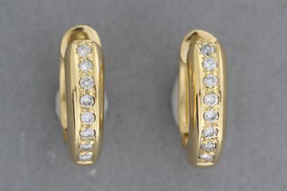 null 131- Pair of gold earrings with lines of diamonds

Weight: 7 g