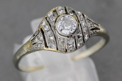 null 63- Bague 1920 en or ornée d'un diamant central épaulé de diamants

Pds : 3...