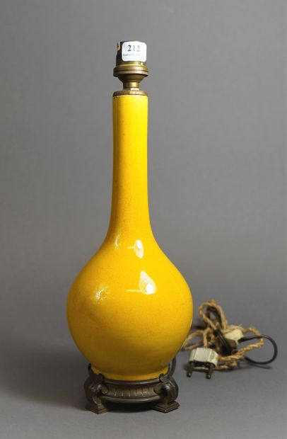 null 
212- Vase Extrême-Orient en porcelaine jaune monté en lampe




Monture en...