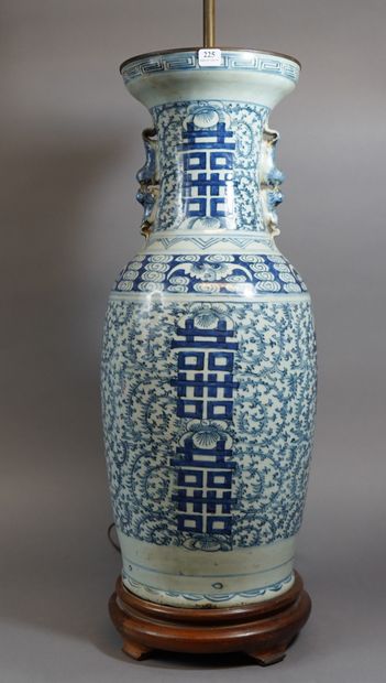 null 225- Vase en porcelaine bleue et blanche

(monté en lampe)

Extrême-Orient

H...