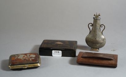 null 218- Boîte à tabac en bois, boîte en écaille, porte-monnaie et flacon à par...