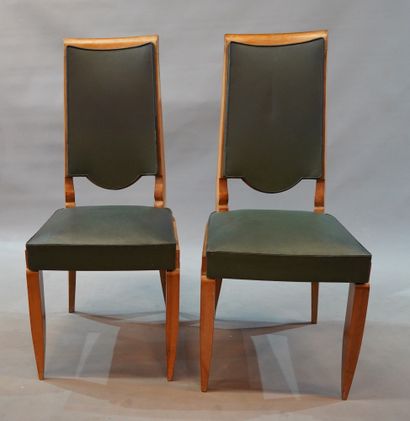 null 337- Suite de quatre chaises

Couverture de skaï vert