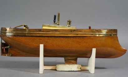 null 189- Maquette de bateau en bois verni et laiton doré sur son socle

Mécanisme...