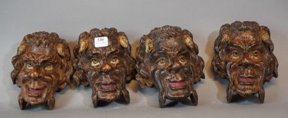 null 146- Suite de quatre têtes en bois sculpté polychrome