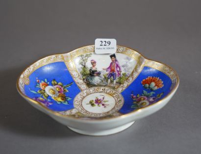 null 229- Coupe en porcelaine à décor de scènes galantes et fleurs

L : 14 cm