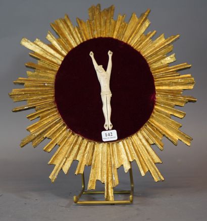 null 142- Crucifix en ivoire (H : 13 cm) et cadre en bois doré (H : 34 cm)