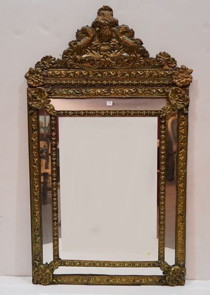 null 186- Miroir à parecloses

Cadre en cuivre repoussé

113 x 65 cm