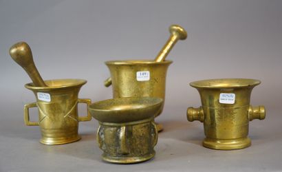null 149- Suite de quatre pilons en bronze

H : 13 cm, 10 cm et 8 cm