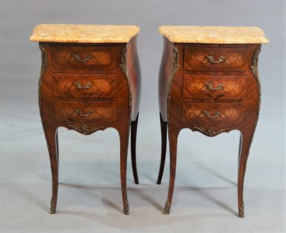 null 329- Paire de chevets à trois tiroirs en bois de placage

Style Louis XV