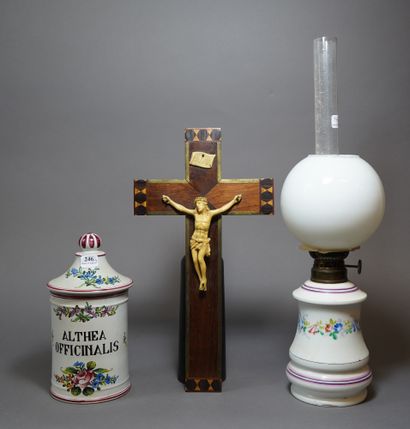 null 246- Pot à pharmacie, lampe à alcool et crucifix