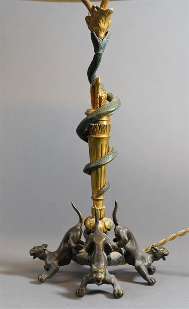 null 243- Lampe en bronze patiné à décor de carquois, serpent et tigres

H : 27 ...