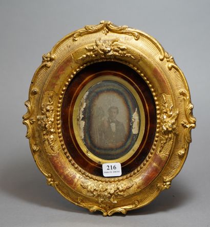 null 216- Daguerréotype dans un cadre ovale en bois doré