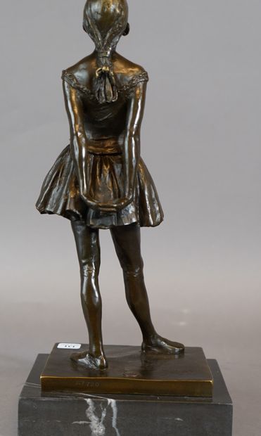 null 131- DEGAS (d'après)

''Danseuse''

Bronze

Socle en marbre

H : 36 cm (sans...