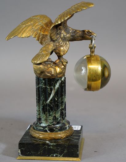 null 134- Porte-montre à décor d'aigle en bronze sur sa colonne en marbre (H : 22...