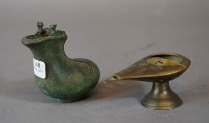 null 148- Deux lampes à huile, une en laiton (L : 11 cm) et l'autre en bronze (L...