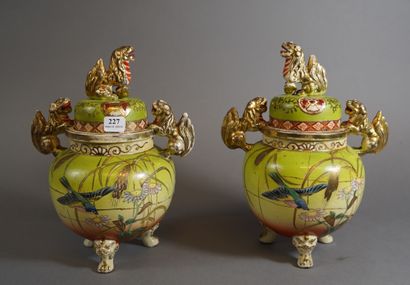 null 227- Paire de cache-pots en porcelaine à décor de chiens de Fô et oiseaux

H...