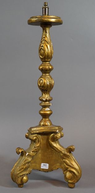 null 182- Pique-cierge en bois doré monté en lampe

(accident)

H : 50 cm