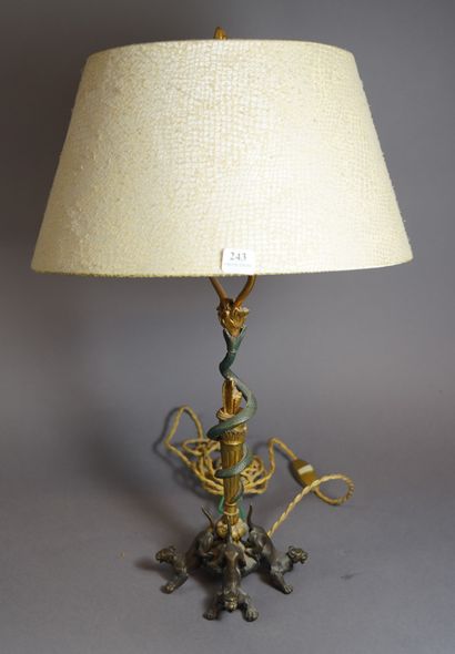 null 243- Lampe en bronze patiné à décor de carquois, serpent et tigres

H : 27 ...
