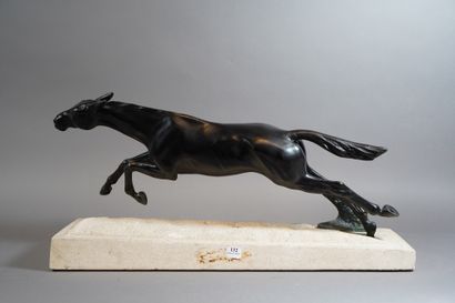 null 132- Max LE VERRIER

''Cheval au galop''

Sculpture en composition. Socle en...