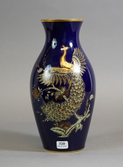 null 320- Vase en porcelaine de Bavière Jaeger à décor d'un oiseau

H : 26 cm