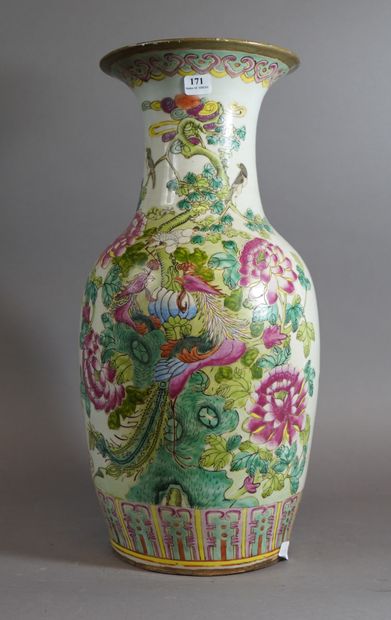 null 171- Vase en porcelaine de Canton à décor de pivoines roses

(restauration)

H...