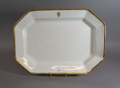 null 165- Grand plat en porcelaine de Paris blanche et or aux armoiries de la famille...