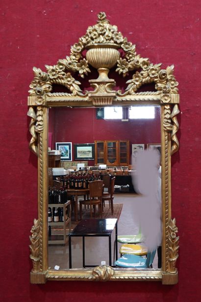 null 310- Important miroir en bois et stuc doré à décor de guirlandes et vase fleuri

140...