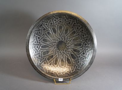 null 169- Grand plat en dinanderie de cuivre et métal blanc

D : 39 cm