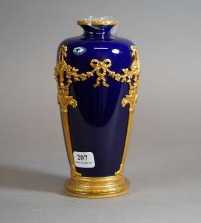 null 207- SEVRES

Vase en porcelaine bleu nuit

Monture en bronze doré à décor de...