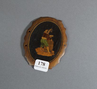 null 178- Miniature en bois marqueté à décor d'un vigneron