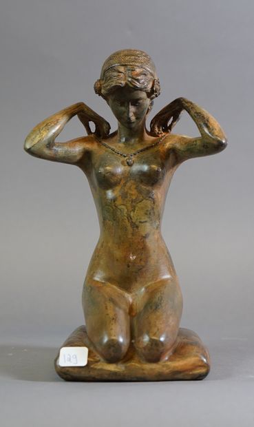 null 129- Pierre CHENET

''Femme au collier''

Sculpture en bronze

Cachet sous la...
