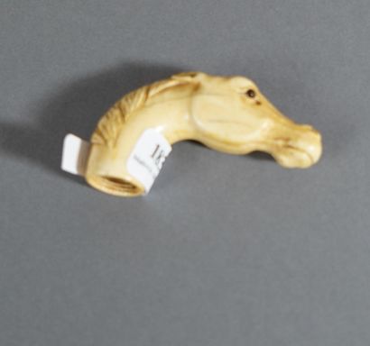 null 183- Pommeau de canne en forme de tête de cheval, les yeux en sulfure

(fêl...