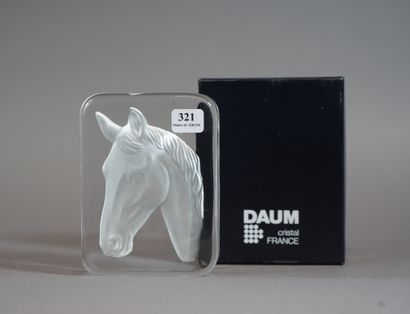 null 321- DAUM France

Presse-papier en cristal à décor d'un cheval

12,5 x 9,5 ...