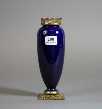 null 208- SEVRES (?)

Vase en porcelaine bleu nuit

Monture en métal doré

H : 15...