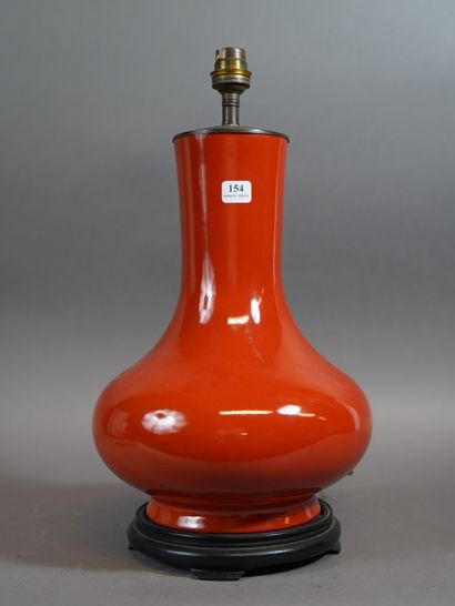 null 154- Vase en porcelaine monté en lampe Socle en bois Chine H : 30 cm