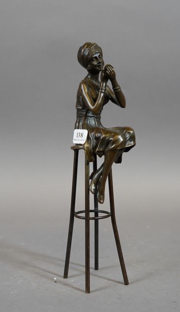 null 138- TARALLO ''Jeune femme sur son tabouret'' Sculpture en bronze H : 28 cm
