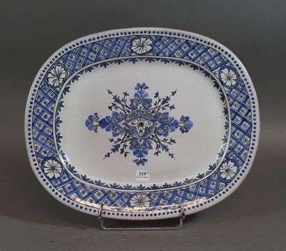 null 319- Deux plats en faïence bleu et blanc de l'Abbaye Notre-Dame du Bec