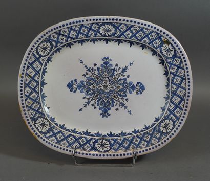 null 319- Deux plats en faïence bleu et blanc de l'Abbaye Notre-Dame du Bec