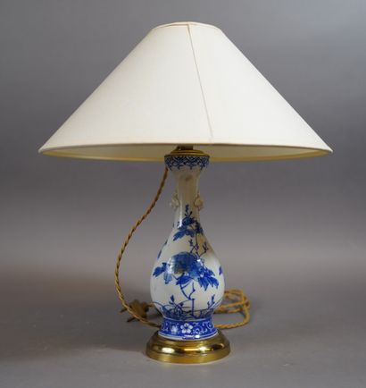 null 328- Vase en porcelaine de Chine bleu blanc monté en lampe H : 20 cm