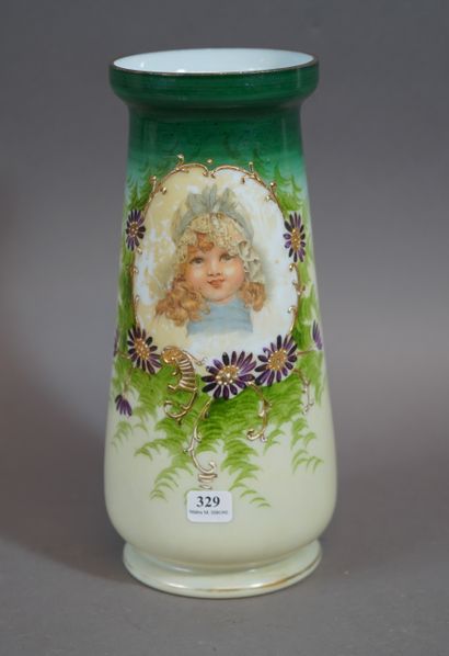 null 329- Vase en opaline à décor d'une jeune fille entourée d'une guirlande de fleur...