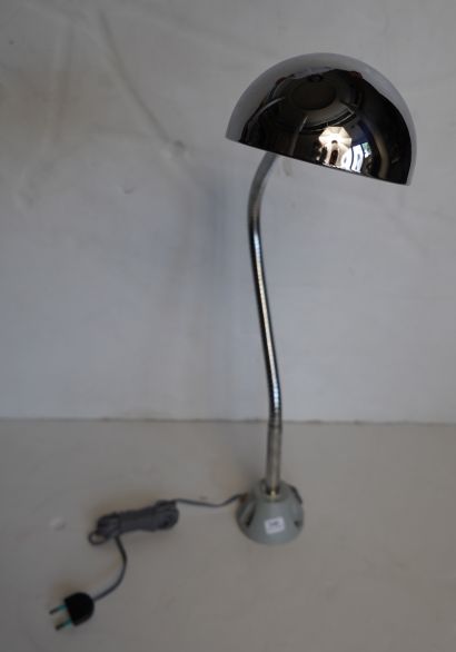 null 340- Trois lampes de bureau articulées en métal chromé Socles à visser (état...
