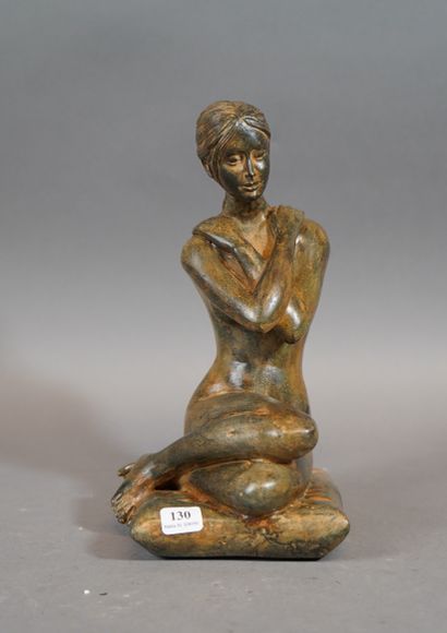 null 130- Pierre CHENET ''Femme aux bras croisés'' Sculpture en bronze signée Cachet...