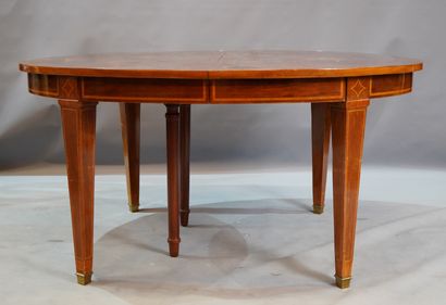 null 
443- Table ovale à six pieds en acajou et incrustations de filets de bois clair...