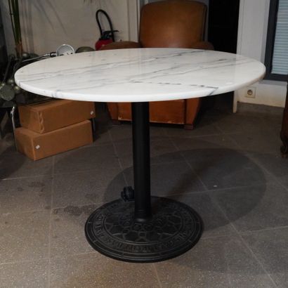 null 
390- Table ronde à plateau en marbre                          60/80 €
 
Pied...